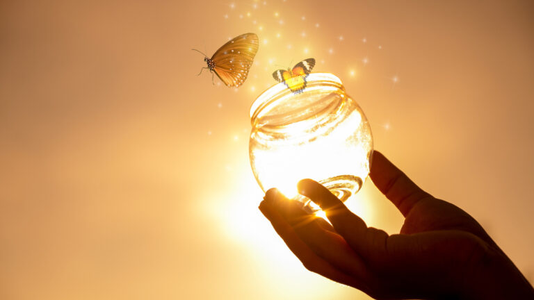 Symbolic image representing solitude and reflection on the balance between freedom and loneliness.